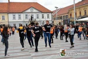 Maturantje na Glavnem trgu v Ljutomeru odplesali četvorko 3
